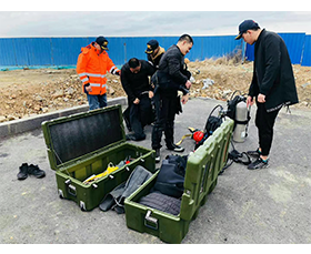 Earthquake-resistant rescue box